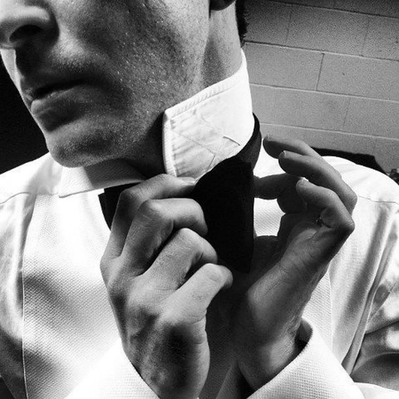 Руки завязанные галстуком