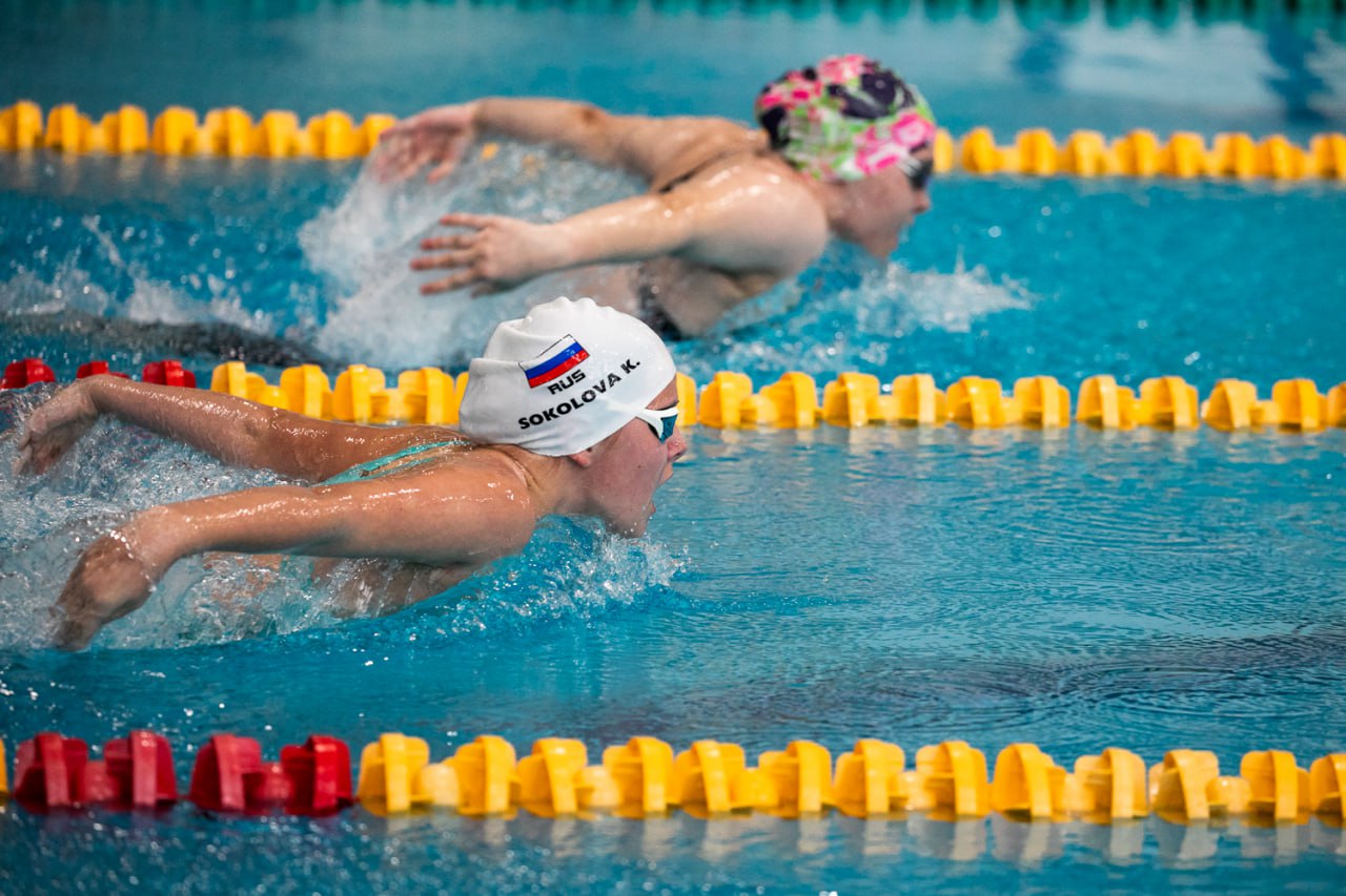 Свим ру. Бассейн соревнования. Свим кап. SWIMCUP Крылатское. Мальчик в бассейне соревнования.