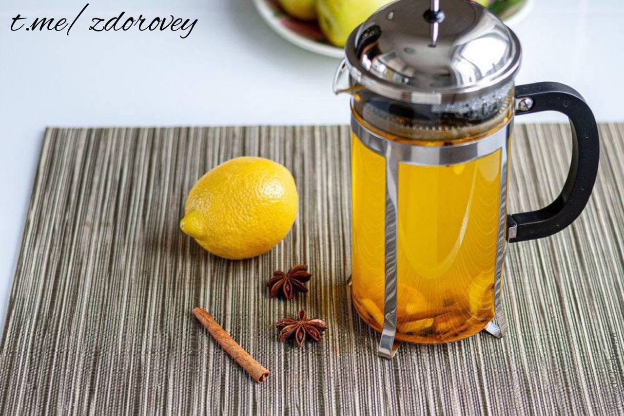 Имбирный чай рецепт с лимоном. Имбирный чай. Имбирно лимонный чай. Имбирный чай в чайничке. Чай с лимоном и имбирем.