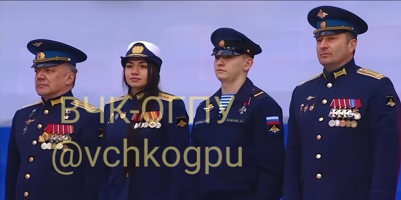 Среди тех кому вчера в Лужниках Владимир Путин жал руку оказалась одна девушка военнослужащая