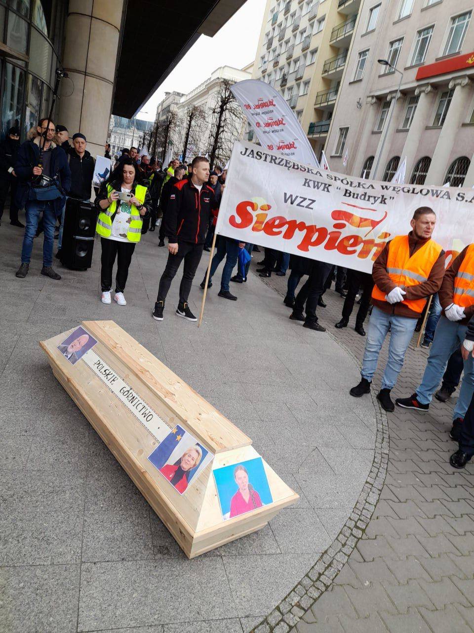 ❗️Урсулу фон дер Ляйен &laquo;похоронили&raquo; в центре Варшавы  В центре польской столицы прошла забастовка шахтеров, которые недовольны массовыми увольнениями и закрытием шахт