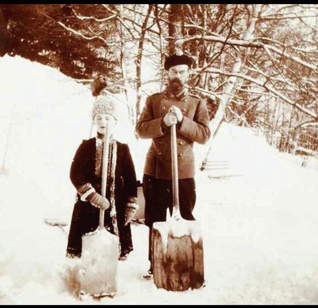 Николай 2 и Цесаревич Алексей убирают снег