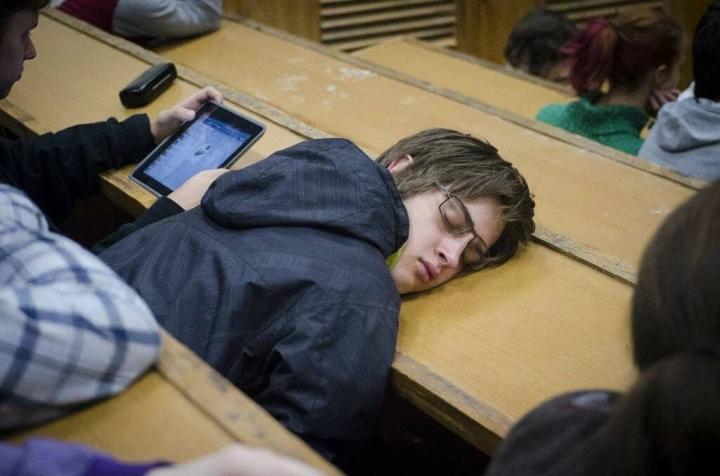 Глуповатая студентка получила под хвост от преподавателя