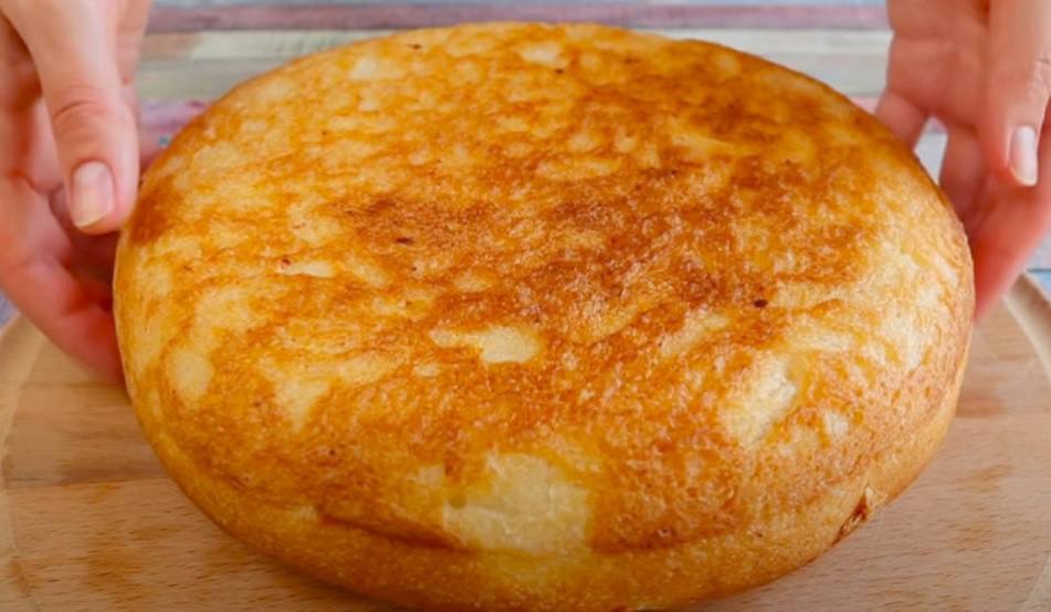 Хлеб без дрожжей в сковороде. Дрожжевой хлеб. Плоский в виде большой лепешки пшеничный пресный хлеб. Хлеб на кефире без дрожжей. Хлеб без дрожжей.