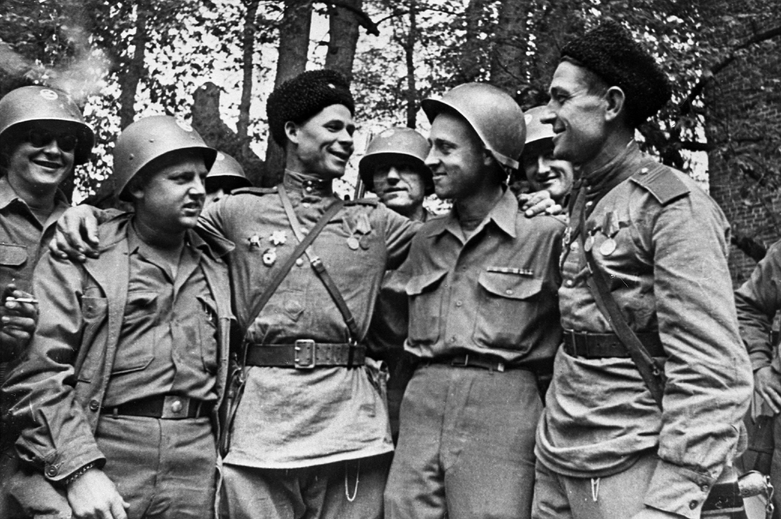 25 апреля 1945 г. Встреча советских и американских войск на Эльбе в 1945. Встреча союзников на Эльбе (25 апреля 1945. Торгау 1945. Солдаты СССР И США встреча на Эльбе.