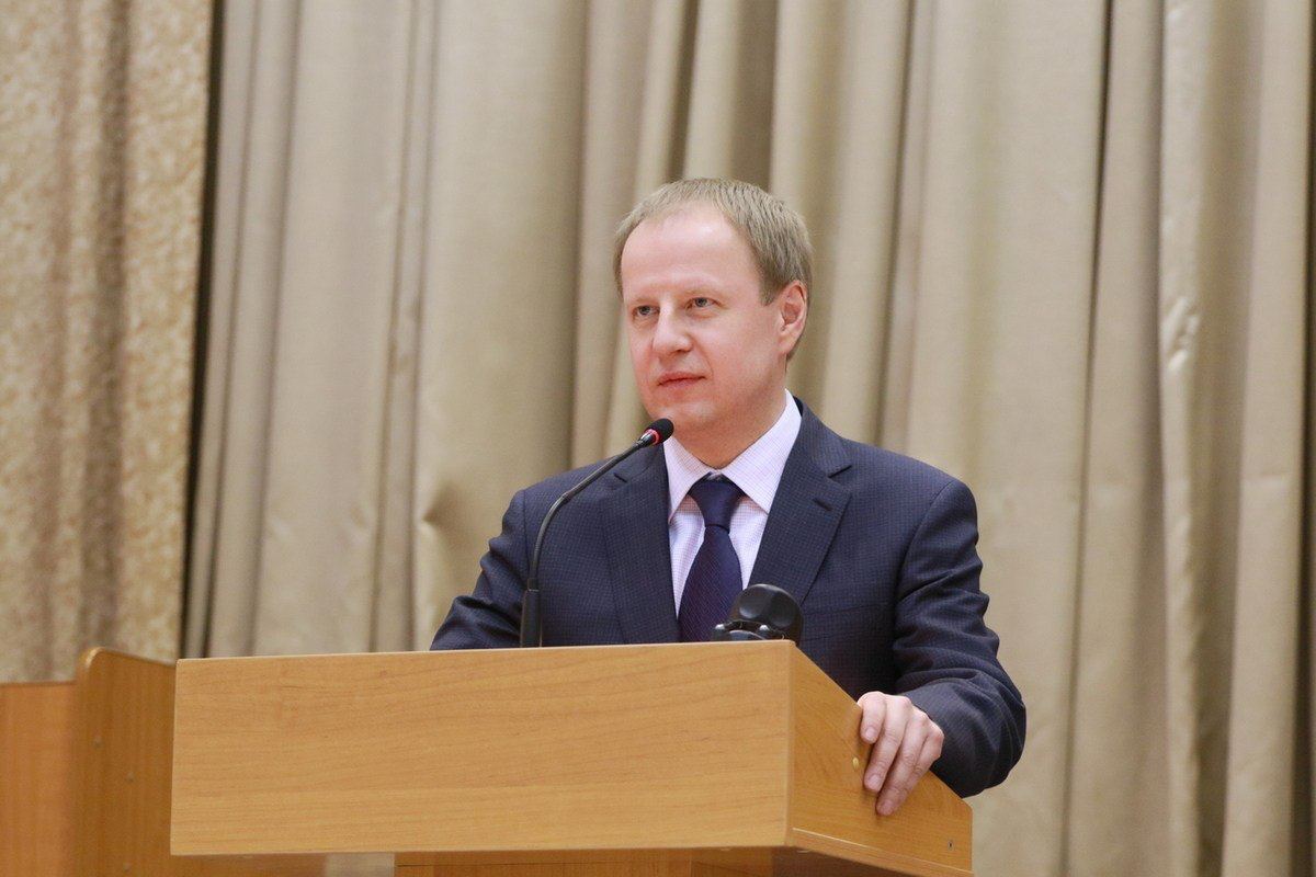 Алтайского губернатора Виктора Томенко политологи в голос льстиво называют «алтайским Лукашенко» и отличником, заработавшим очки перед Путиным и доверие у народа