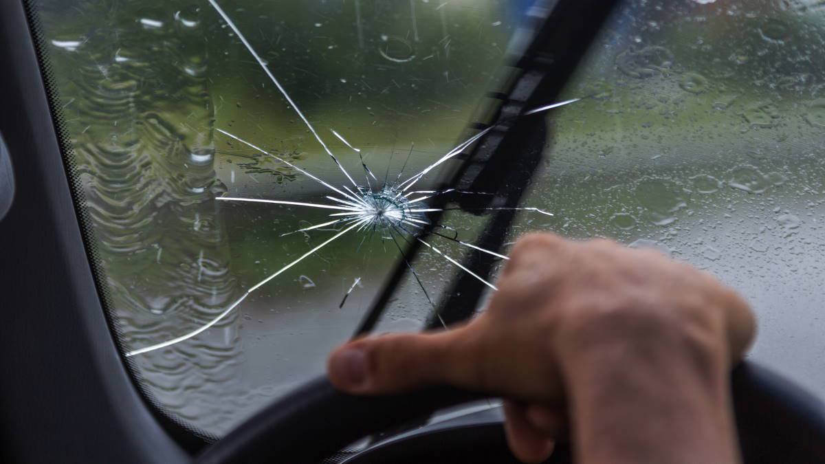 Трещина лобового стекла екатеринбург. Разбитое лобовое стекло. Разбитое автомобильное стекло. Трещина на лобовом стекле. Трещина от камня на лобовом стекле.