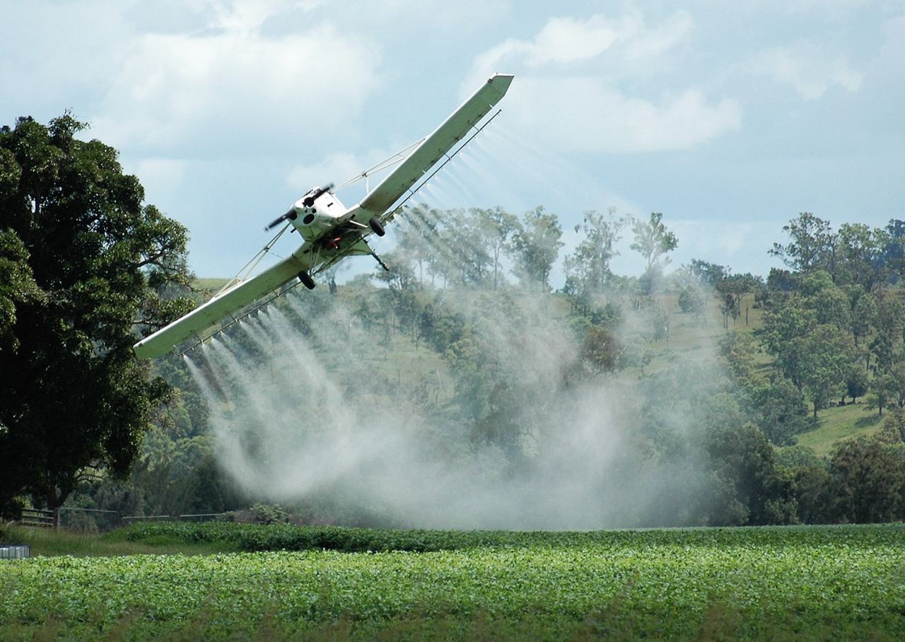 Обработка полей пестицидами. Пестициды. Распыление пестицидов. Распыление ядохимикатов. Сельскохозяйственный самолет.