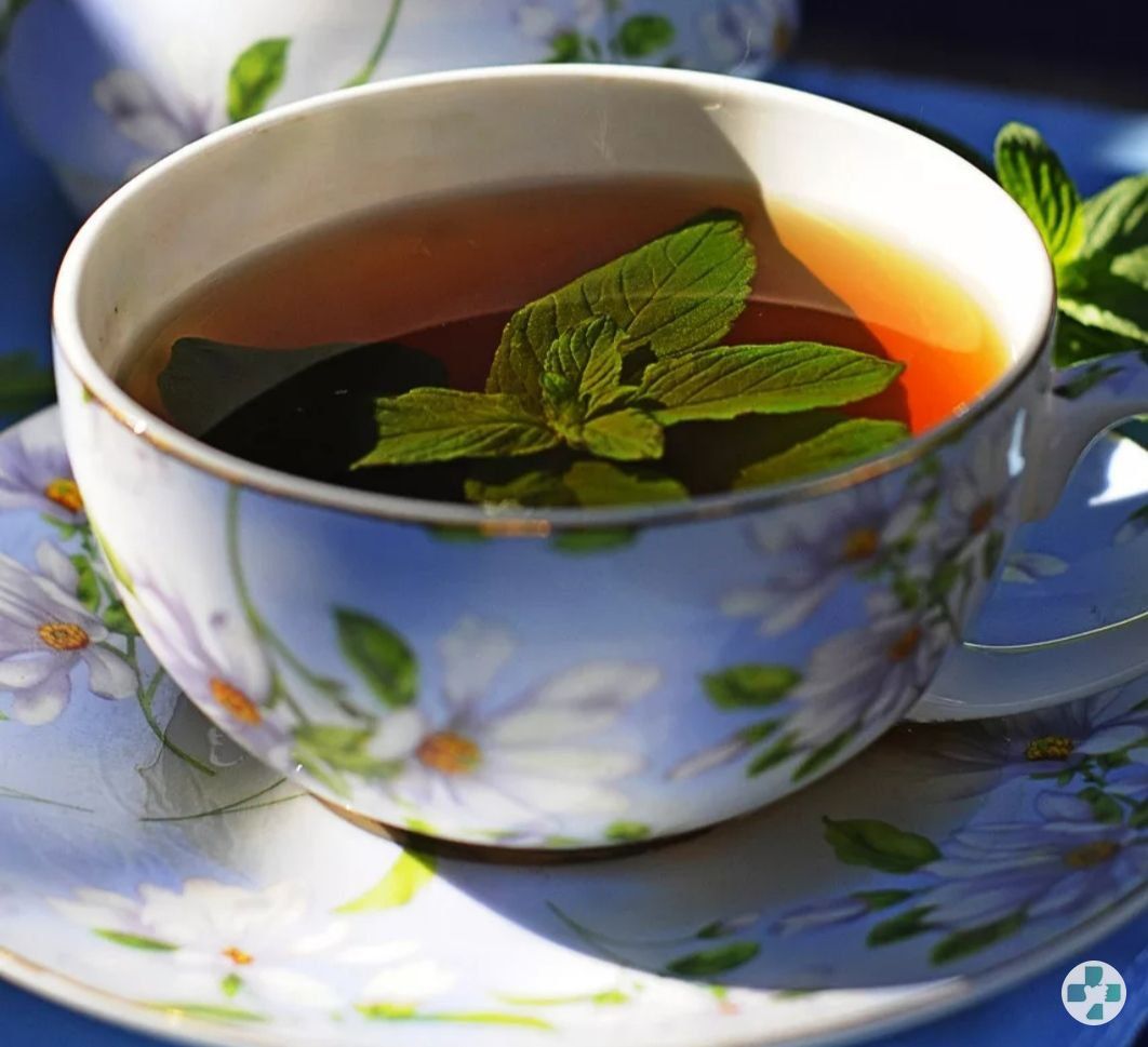 Пить чай с мелиссой. Мята перечная чай. Чай с мятой. Чашка с чаем. Чашка чая с мятой.