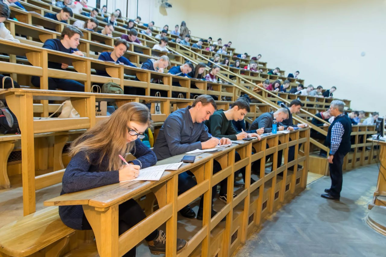 Бесплатные места в вузах. Занятия в аудитории. Бесплатные места в вузах. Бюджетные места в вузах. Бесплатные места в вузах.
