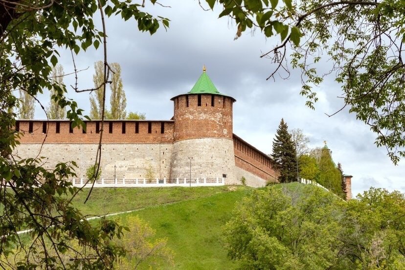 Нижегородский кремль лестница. Нижн й новгород чкаловская лестница. Коромыслова башня нижний новгород. Наивысшая точка нижнего новгорода. Откуда в нижнем новгороде начинаются обзорные экскурсии.