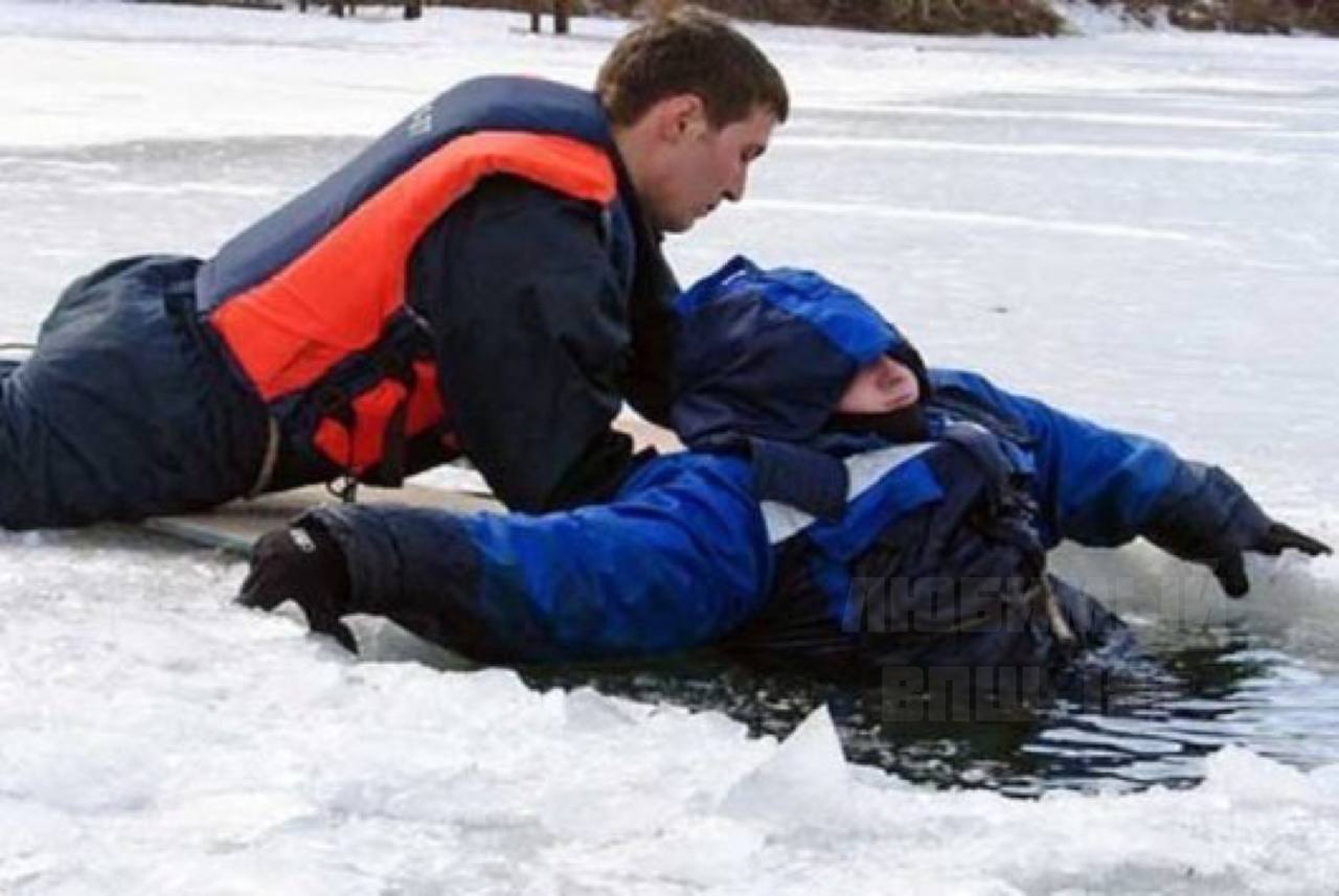 Несчастный случай мчс. Ребенок провалился под лед. Дети на льду.