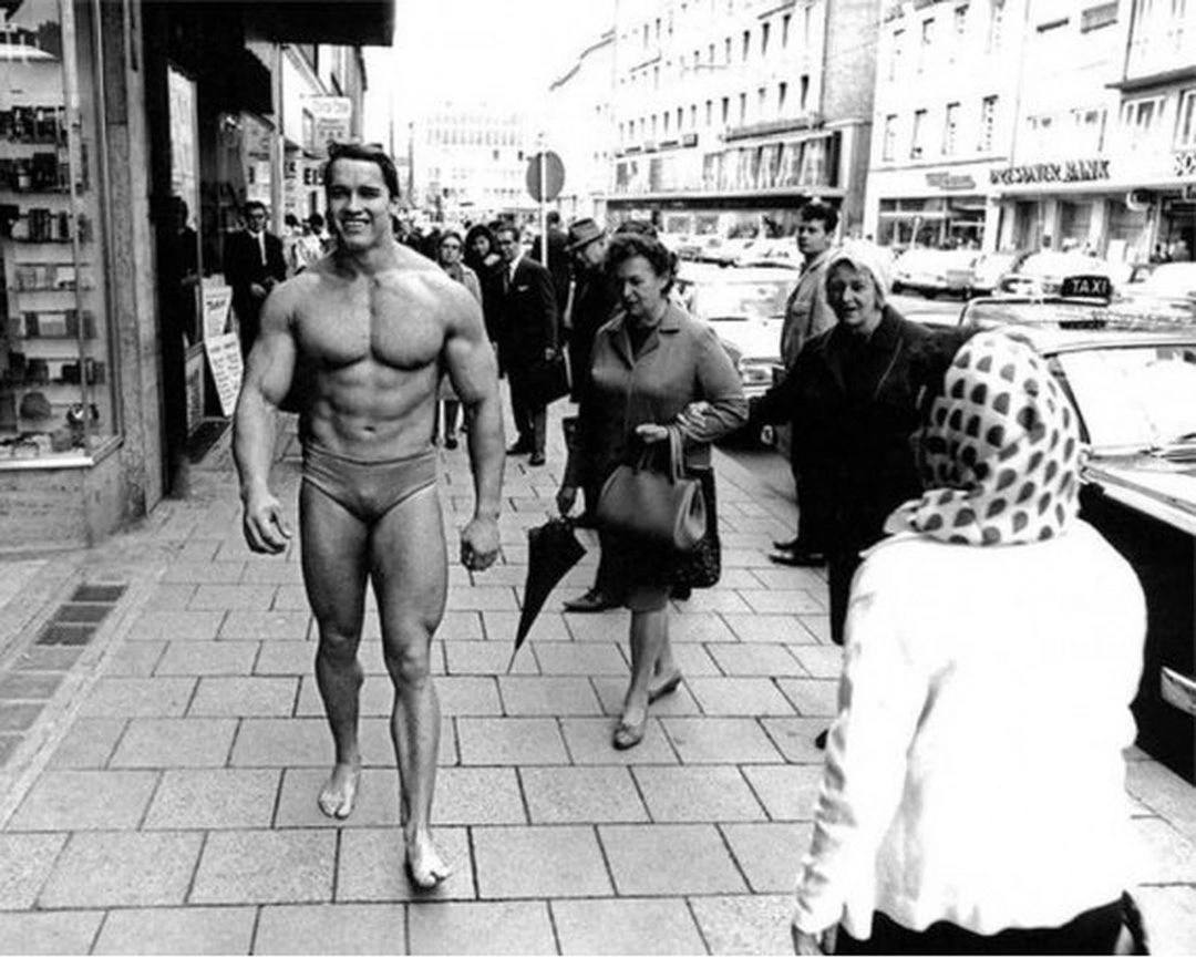 Гол шли. Мистер Вселенная 1968. Арнольд в молодости на улице. Arnold Schwarzenegger в молодости на улице. Арнольд Шварценеггер голый.