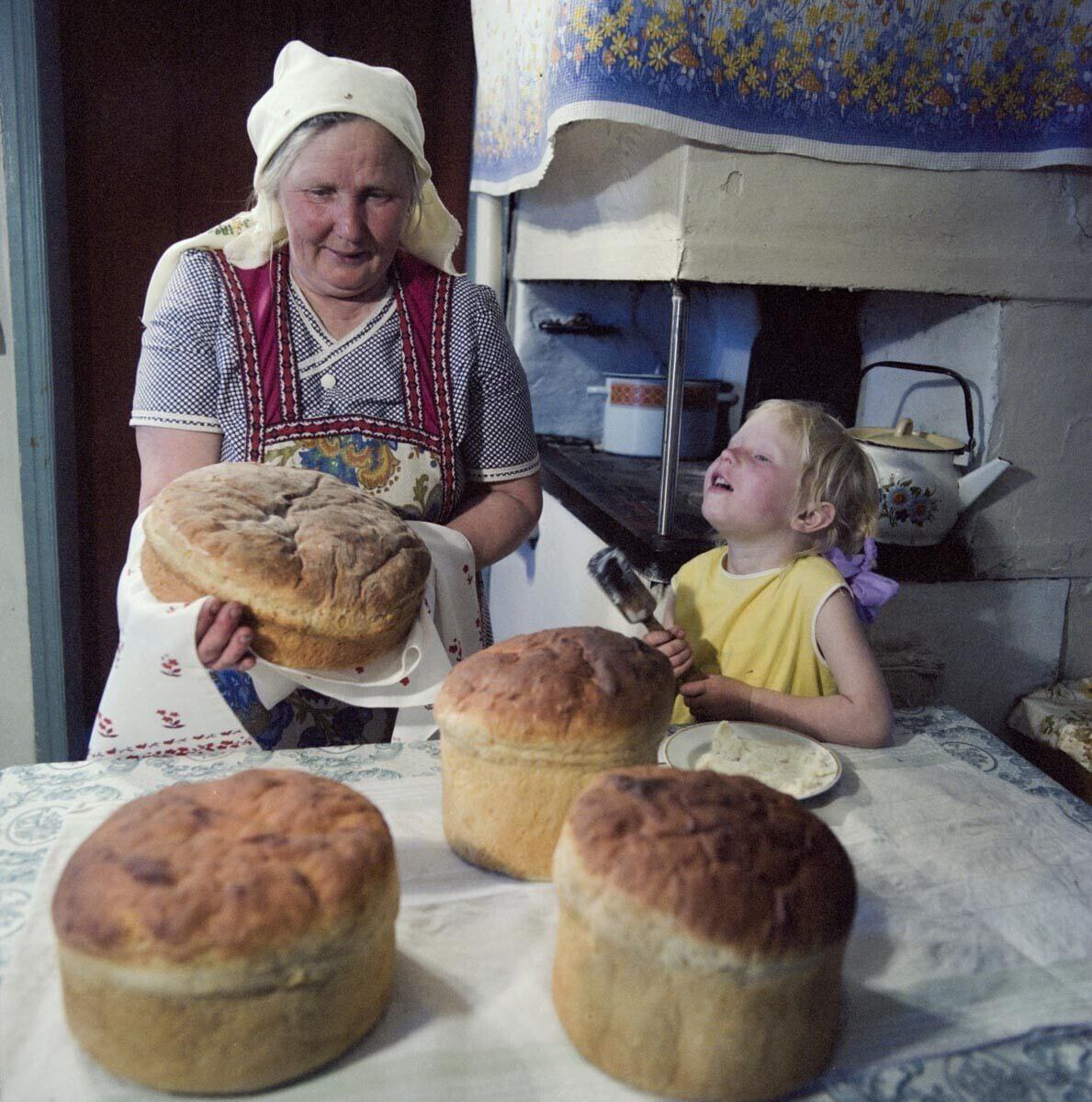 Бабушка печет пироги