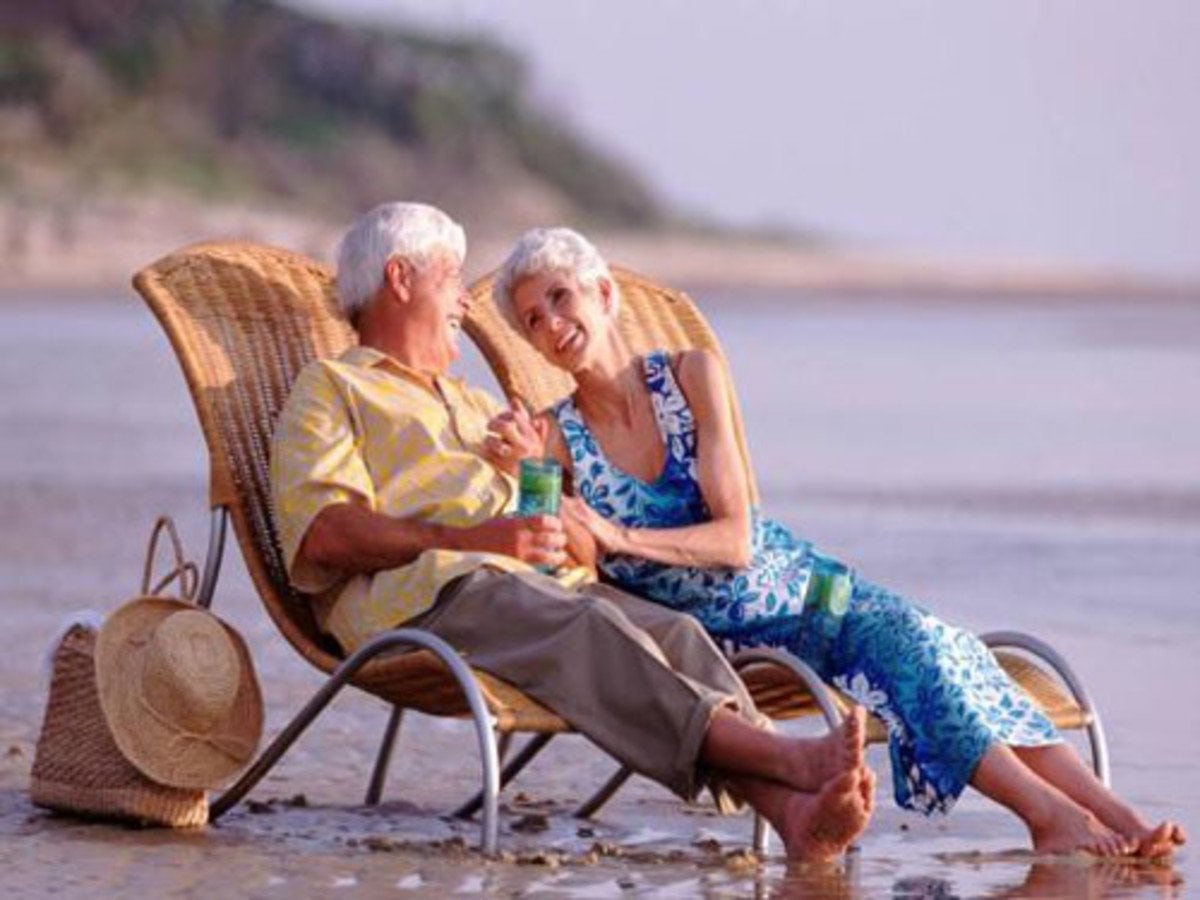 Счастливая старость картинки. Пожилые люди на море. Счастливые пенсионеры. Счастливые люди море пожилые. Старики на пляже.