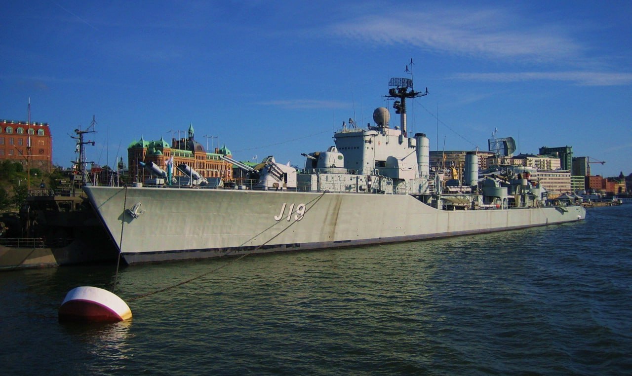 Корабль волхов коммуна. Судно коммуна севастополь. Uss fitzgerald and mv acx crystal collision. Приводит корабль. Морской транспорт.