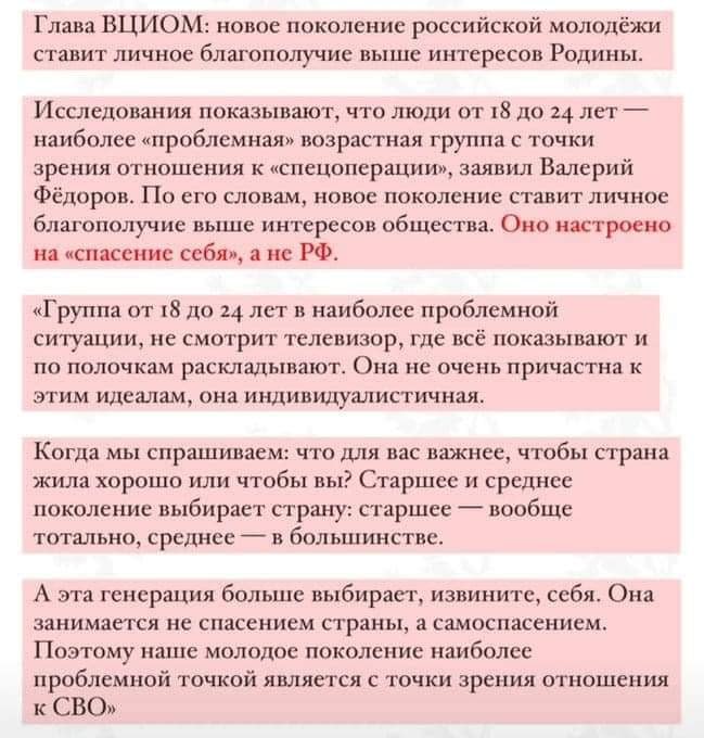 Зрелая женщина в полосатой рубашке работает с ноутбуком, а ее дочь делает домашнее задание