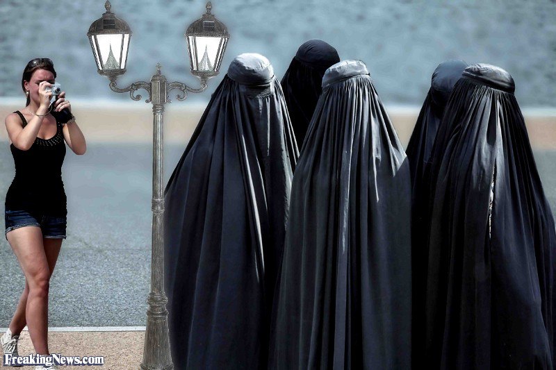 Жарко ли в черном. Бурка паранджа никаб. Пакистан паранджа. Чадра паранджа хиджаб. Эмиратская бурка.