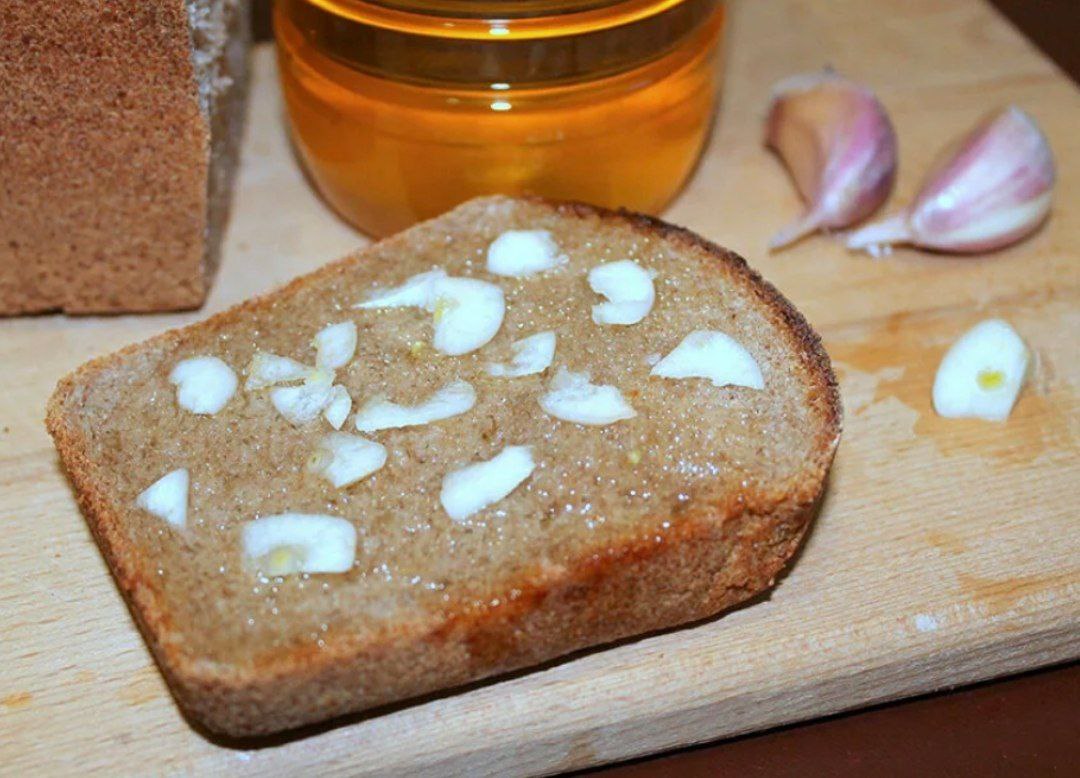 Можно ли есть масло с хлебом. Хлеб с подсолнечным маслом и солью. Бутерброд с маслом и солью. Бутерброд с подсолнечным маслом. Бутерброд детства.