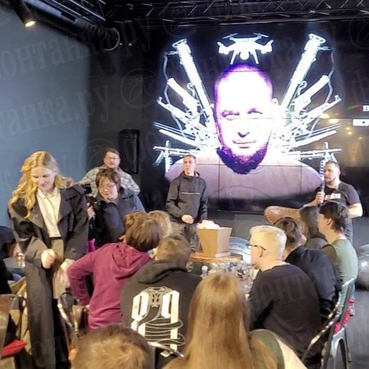 Девушка подарила бюст и уходит на свое место, но Владлен Татарский ее остановил и попросил сесть рядом