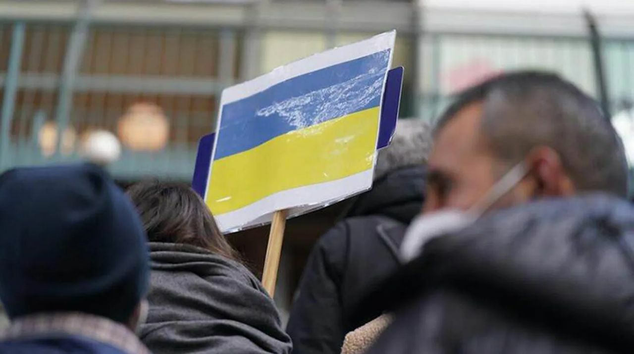 Украинцев призывают. Франция Украина беженцы. Беженцы с Украины в Германии. Украинцы в Европе. Украинские беженцы во Франции.